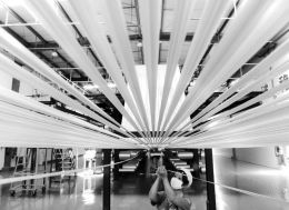 近日，由江蘇連云港中復(fù)神鷹碳纖維有限公司自主研發(fā)的千噸級高強型、高強中模型干噴濕紡高性能碳纖維關(guān)鍵技術(shù)及產(chǎn)業(yè)化項目通過中國工程院專家鑒定，這標(biāo)志著干噴濕紡技術(shù)在我國獲得重大突破，將大幅提升國產(chǎn)高性能碳纖維的競爭力和附加值。圖為7月8日，工人在該公司碳纖維生產(chǎn)線上工作。